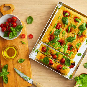 Focaccia mit Tomaten und Pesto
