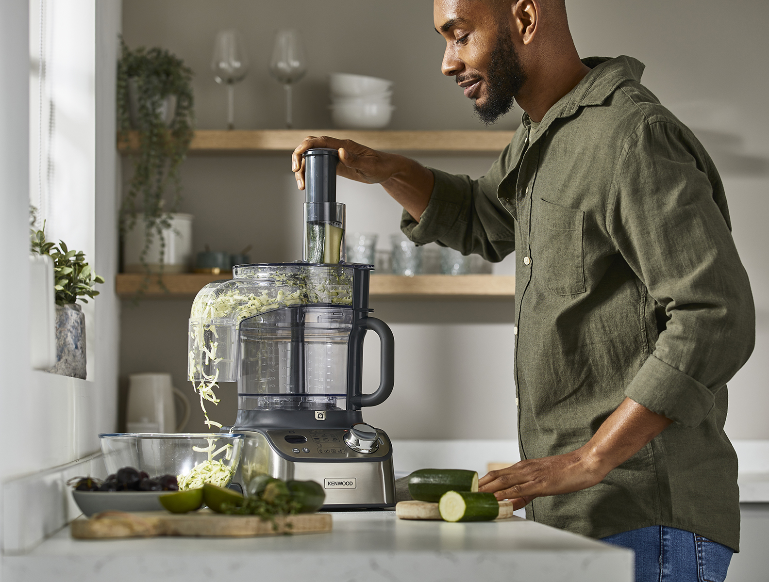 1584x1200FDM71_MULTIPRO_EXPRESS_WEIGH+_CHOPPING_COURGETTE 1.jpg