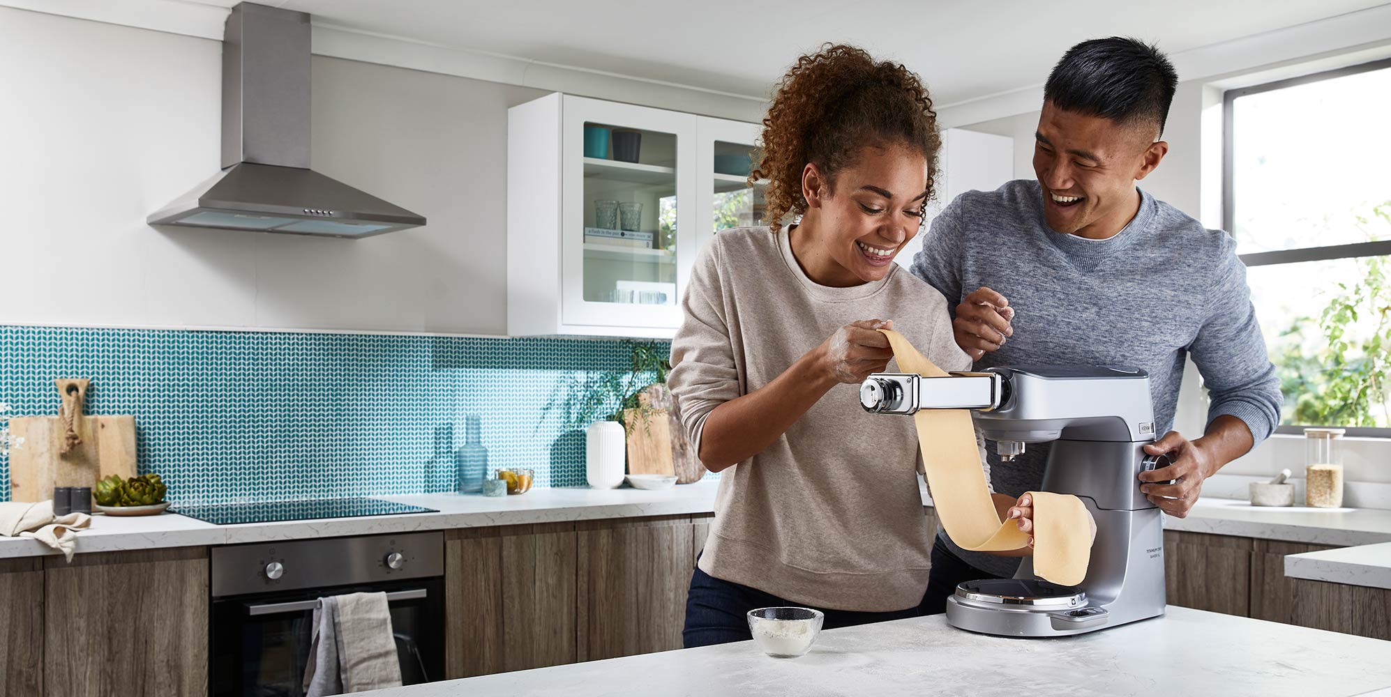 /medias/1994x1000-STAND-MIXER-KVL85-PASTA-ROLLER-566.jpg?context=bWFzdGVyfHJvb3R8MjgyMDYzfGltYWdlL2pwZWd8YUdKbEwyaG1NQzh5TnprNU1UVTNNVE13TURNNE1pOHhPVGswZURFd01EQmZVMVJCVGtSZlRVbFlSVkpmUzFaTU9EVmZVRUZUVkVGZlVrOU1URVZTWHpVMk5pNXFjR2N8NGMzNWRmY2NjODljM2ZmZTVkMTU1YTM2NDQxMGUyNmZlY2Q3ZDc2ODk5ZWQ5NjA3ZTJmYjZkMWNkMjE5N2Y2Zg