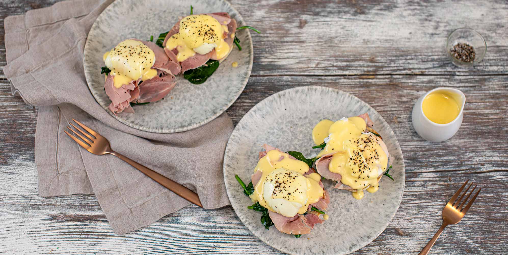 /medias/IMAGE-1-Eggs-Benedict-1994x1000.jpg?context=bWFzdGVyfHJvb3R8MjA5NjY0fGltYWdlL2pwZWd8YUdKa0wyZ3pPQzh6TVRBMk5qY3hORGN6TkRZeU1pOUpUVUZIUlMweExTaEZaMmR6TFVKbGJtVmthV04wS1RFNU9UUjRNVEF3TUM1cWNHY3wyZWI1NWM2OTk3MmQ5YzZjYTYwMzUyNTAwODJiNDNjMjcxMzg1YzFkMTU3NGQxYTYxNmY2M2M0NzBmOTYyM2I4