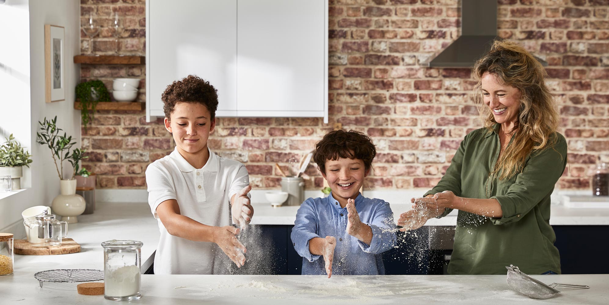 /medias/KIDS-BAKING-KENWOOD16239-114-204537.jpg?context=bWFzdGVyfHJvb3R8Mjg3MzE0fGltYWdlL2pwZWd8YURVNEwyZzBOUzh4TlRVeU1qZ3dPRGd5TXpnek9DOUxTVVJUWDBKQlMwbE9SMTlMUlU1WFQwOUVNVFl5TXpsZk1URTBYekl3TkRVek55NXFjR2N8MDRhYmE5YjM3MGU1ZDkxMjRkNzFkOTRkMzFhZmVkZTE3MDNkOThlZTM5MWZlMjUzNzdlNWMzYWUxZDYzOWY1Nw