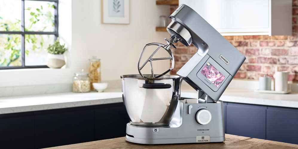 /medias/KW-Article-5-things-cooking-chef-XL-intro.jpg?context=bWFzdGVyfHJvb3R8MTgxMzU5fGltYWdlL2pwZWd8YUdabEwyaGpPQzh4TlRrME56UTBPVEl6TnpVek5DOUxWeUJCY25ScFkyeGxYelVnZEdocGJtZHpJR052YjJ0cGJtY2dZMmhsWmlCWVRGOXBiblJ5Ynk1cWNHY3wxM2Y2ZDc1NzM1ZmEyMjExNjc1Mjk5NWQyZWJjMzUxMjc2ZDk3ZDZkNzdjNmJkYmNkM2Q4ZDJjYWRiYWM3YWIx