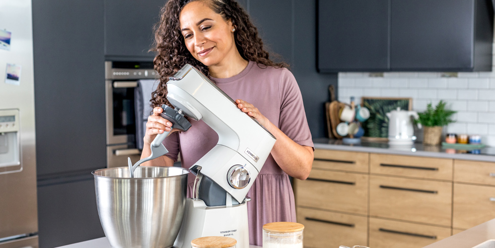 /medias/KW-Article-Easy-vegan-sweet-treats-1.jpg?context=bWFzdGVyfHJvb3R8MjIxNjAxfGltYWdlL2pwZWd8YURVMEwyZ3hZUzh4TkRFMU5EWTNOemswTkRNMU1DOUxWeUJCY25ScFkyeGxYMFZoYzNrZ2RtVm5ZVzRnYzNkbFpYUWdkSEpsWVhSelh6RXVhbkJufDA0ZTU4ZDViYzViYTIyNDRkNDU2MDlhNzQ1NGNjZTM1YmY3ODYzNmUzMzcyYzllYmJjYzBkMzM4ZmNhMGQ4N2Y