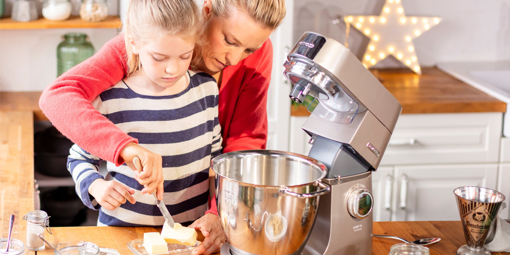 /medias/KW-Article-Homemade-Christmas-Gifts-1.jpg?context=bWFzdGVyfHJvb3R8MjgyNTE3fGltYWdlL2pwZWd8YURnMEwyZzFPUzh4TXpjME56azVNelUzTlRRMU5DOUxWeUJCY25ScFkyeGxYMGh2YldWdFlXUmxJRU5vY21semRHMWhjeUJIYVdaMGN5QmZNUzVxY0djfDY2OWEwMTU0MmJmNTk5YjZjOGMzZGVjYmYyOGNkOGU5NzJjNWZlNTFlZjNiNmIzZTE1OTA2MzE5MWE1YmE0ZDc