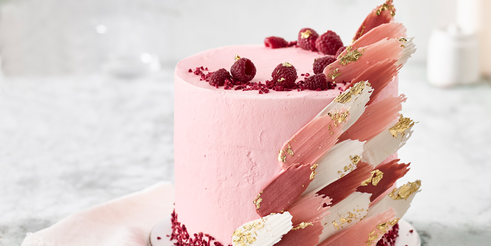 /medias/KW-Article-How-to-make-cake-Intro.jpg?context=bWFzdGVyfHJvb3R8MTg2Mjg2fGltYWdlL2pwZWd8YURBeEwyZ3dOaTh4TmpnM01ESTROVFEzTlRnM01DOUxWMTlCY25ScFkyeGxYMGh2ZHlCMGJ5QnRZV3RsSUdOaGEyVWdYMGx1ZEhKdkxtcHdad3xiODVjY2U3OTE0OTYxMzM5MTY2MjJlYmJiM2JmZmFiMDRlN2JiZTg2M2MyN2M0YjNiN2U4MzhmZmI3NTdjNDA5