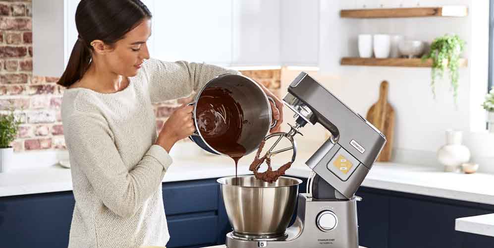 /medias/KW-Article-Intro-How-to-Clean-your-Kenwood-Stand-Mixer-Desktop.jpg?context=bWFzdGVyfHJvb3R8MzM4MDJ8aW1hZ2UvanBlZ3xhRFkxTDJneU9TOHhOakExTXpnNE5UQTNOVFE0Tmk5TFYxOUJjblJwWTJ4bFgwbHVkSEp2WDBodmR5MTBieTFEYkdWaGJpMTViM1Z5TFV0bGJuZHZiMlF0VTNSaGJtUXRUV2w0WlhKZlJHVnphM1J2Y0M1cWNHY3w1MTBjNDU1ZGYwNWY5ZmFkN2NkOGNlODgzYTMzZmZkNzIyYWI2YzQ2NDEzOTRlOWQ0OTVjNTJjZjY5ZTI4YTkw
