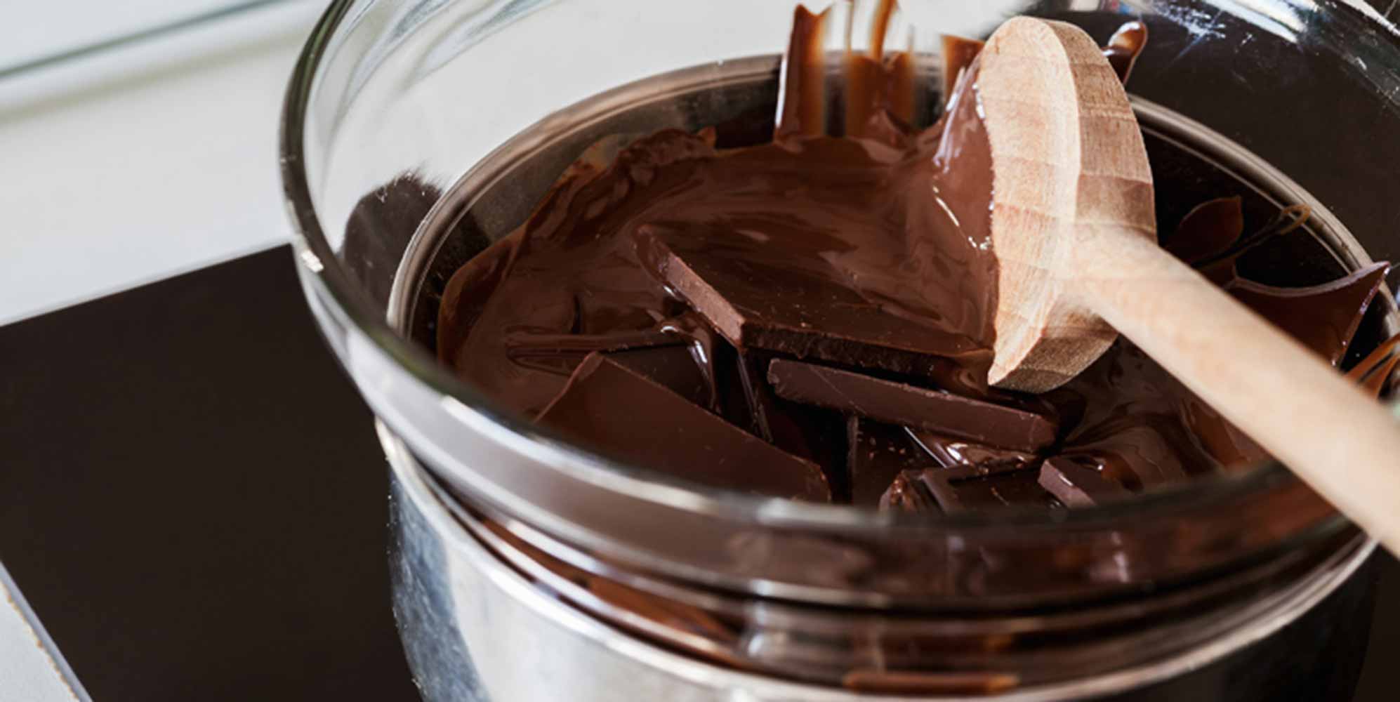 /medias/KW-Article-Melting-and-tempering-chocolate-Desktop-1994x1000.jpg?context=bWFzdGVyfHJvb3R8Nzc5NDZ8aW1hZ2UvanBlZ3xhREJsTDJobE1pOHpNVEl6TnpNeU5UVTFNelk1TkM5TFZ5MUJjblJwWTJ4bExVMWxiSFJwYm1jdFlXNWtMWFJsYlhCbGNtbHVaeTFqYUc5amIyeGhkR1V0UkdWemEzUnZjQzB4T1RrMGVERXdNREF1YW5CbnxkODBlOWJiMmUwM2FiOTkxNGVhNTk1NzdmNjYwZDFiNjgyZDkyM2Y0OWI0YzlkYjQxNjkxOTI1YTc5MzM2NzI1