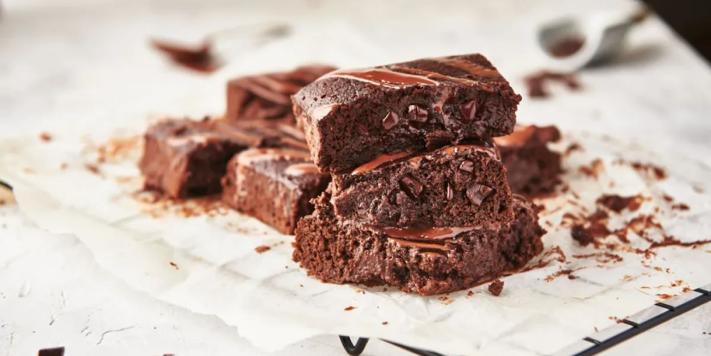 /medias/Kenwood-courgette-brownies-997x500.jpg?context=bWFzdGVyfGltYWdlc3wzNjg0NDJ8aW1hZ2UvanBlZ3xhRFkwTDJoa01pODJPVGcyT1RRNU9UQTRPRGt5Tmk5TFpXNTNiMjlrTFdOdmRYSm5aWFIwWlMxaWNtOTNibWxsY3kwNU9UZDROVEF3TG1wd1p3fGQ1MmE5ZWQxYjZiYWExNzUyZDA2YzczNjViNzc5NjVkZWZkMTBhYjVhZDlmZDg3OTQ1MDc2MDc4NWQ5MDkzZWQ