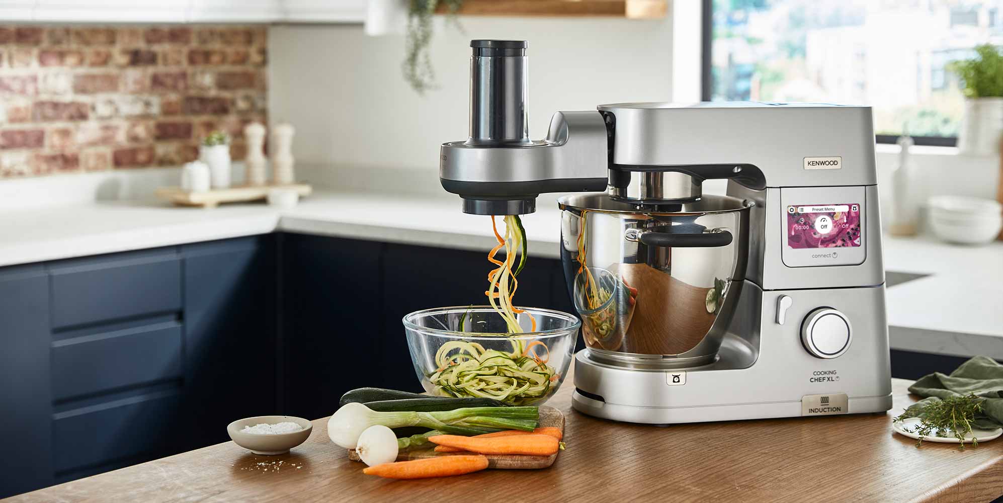 /medias/SPIRALISER-COOKING-CHEF-KW-1584x1200.jpg?context=bWFzdGVyfGltYWdlc3wxMjQzMjd8aW1hZ2UvanBlZ3xhR1EzTDJoalppODJPVGt3T1Rjek5ERTVOVEl6TUM5VFVFbFNRVXhKVTBWU0xVTlBUMHRKVGtjdFEwaEZSaTFMVnkweE5UZzBlREV5TURBdWFuQm58MGFjM2Y5ZDlmZDI0NmY4Mzg4MmIyOWJmNzdkNWU1OTU2M2FlNjNhODYwNmYwZDMyMjAzZmE3OGM5NjJiNWY3ZA