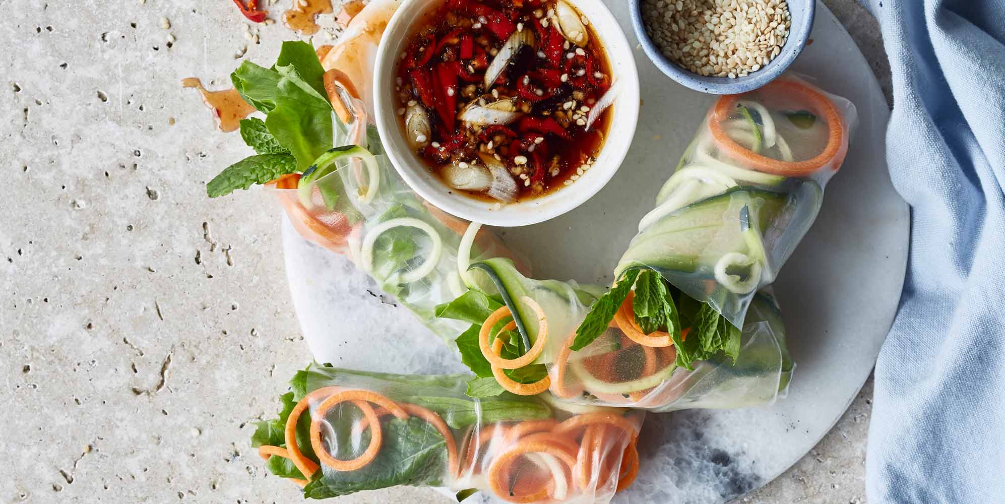 /medias/SPRING-ROLLS-1994x1000.jpg?context=bWFzdGVyfHJvb3R8MTQ3MzI5fGltYWdlL2pwZWd8YURGaUwyZ3haUzh6TVRNM01qYzFOekEzTXprMU1DOVRVRkpKVGtkZlVrOU1URk5mTVRrNU5IZ3hNREF3TG1wd1p3fGZmZjlmNzY4NWQwNzE2MGMzODNkMmJjZWI1MDU5YzI3ZjQ4MmRmZmQ5ZmZjODdhZGFlNmRjMTAxNzNkZTRkOTQ