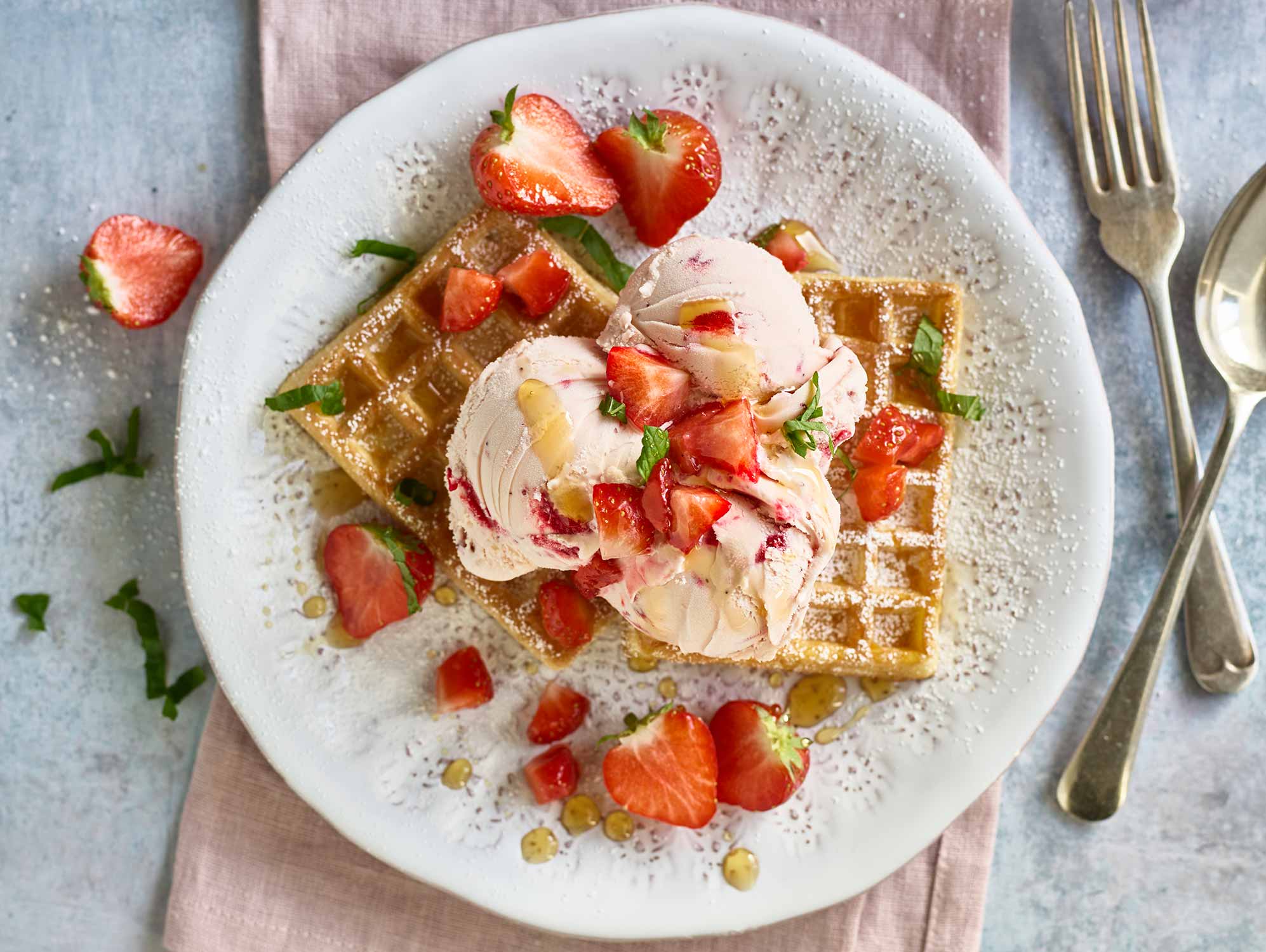 /medias/STRAWBERRY-ICE-CREAM-KENWOOD167-1994x1500.jpg?context=bWFzdGVyfHJvb3R8MjAwNjM5fGltYWdlL2pwZWd8YURabUwyZ3lPUzgwTkRnME5UUXhOREkxTWpVM05DOVRWRkpCVjBKRlVsSlpYMGxEUlY5RFVrVkJUVjlMUlU1WFQwOUVNVFkzWHpFNU9UUjRNVFV3TUM1cWNHY3w5Y2VlNDhjMzI5ZDUzZmRlMTAwODhiMzdkNTNlZTcwMTVlZTAxZTQ3NWUyMzYxZjczYmM0MTExYTJmYzcyYmI4