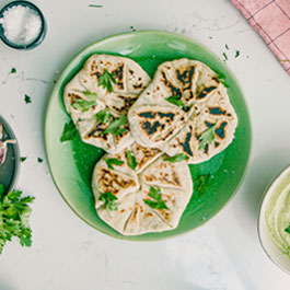 Gözleme cu halloumi și verdețuri cu pastă de susan cu ardei iute și lămâie verde